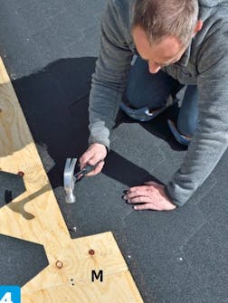 Shingels på tag til byg selv skur Shingels sømmes fast på tag til skur